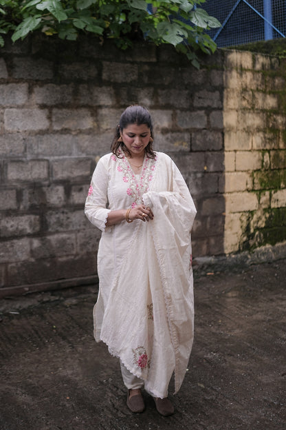Ivory Embroidered Festive Kurta Set – Rang Sootra Elegance in Floral Detailing