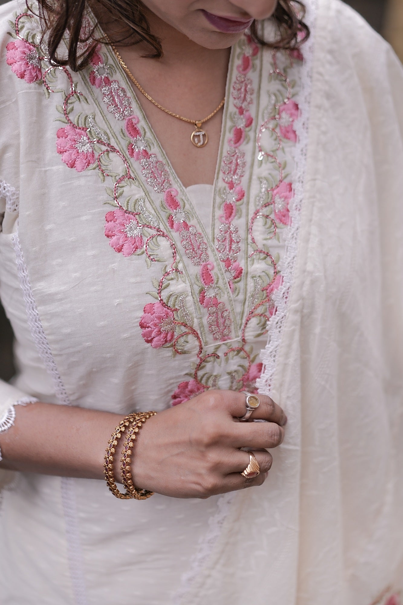 Ivory Embroidered Festive Kurta Set – Rang Sootra Elegance in Floral Detailing