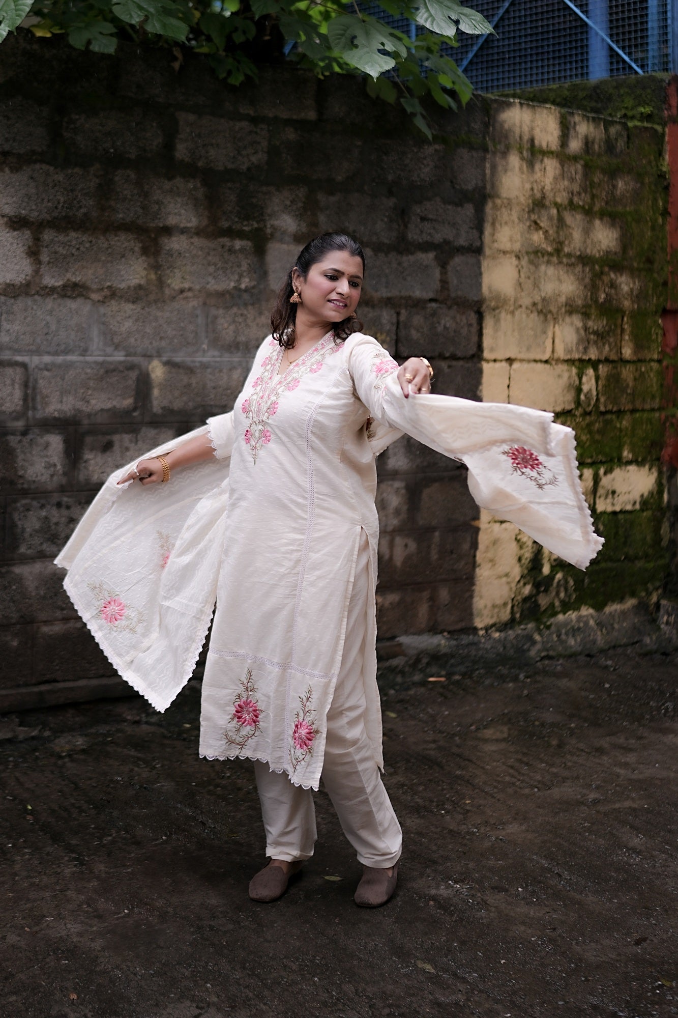 Ivory Embroidered Festive Kurta Set – Rang Sootra Elegance in Floral Detailing