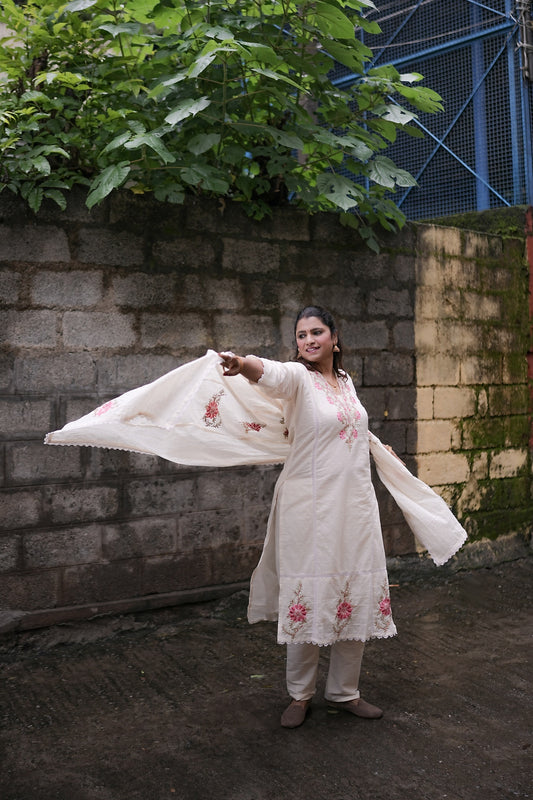 Ivory Embroidered Festive Kurta Set – Rang Sootra Elegance in Floral Detailing